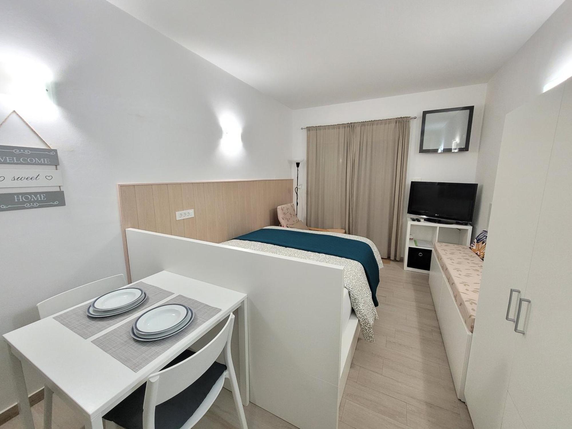Apartma Zusterna Za Bazenom Apartment